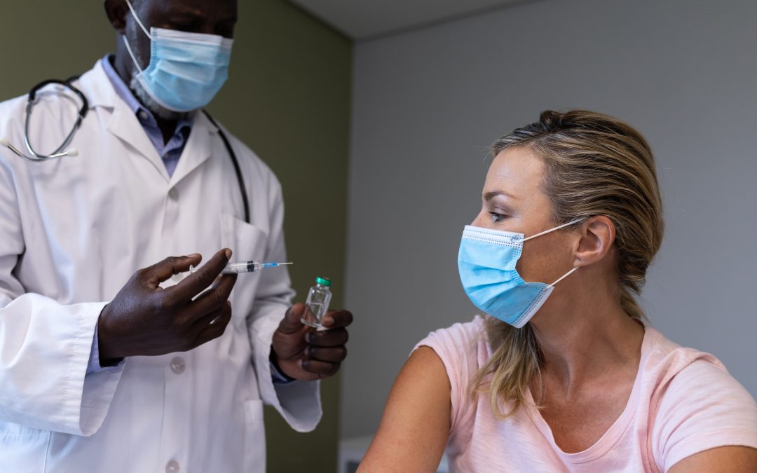 pharmacien administrant un vaccin dans une pharmacie